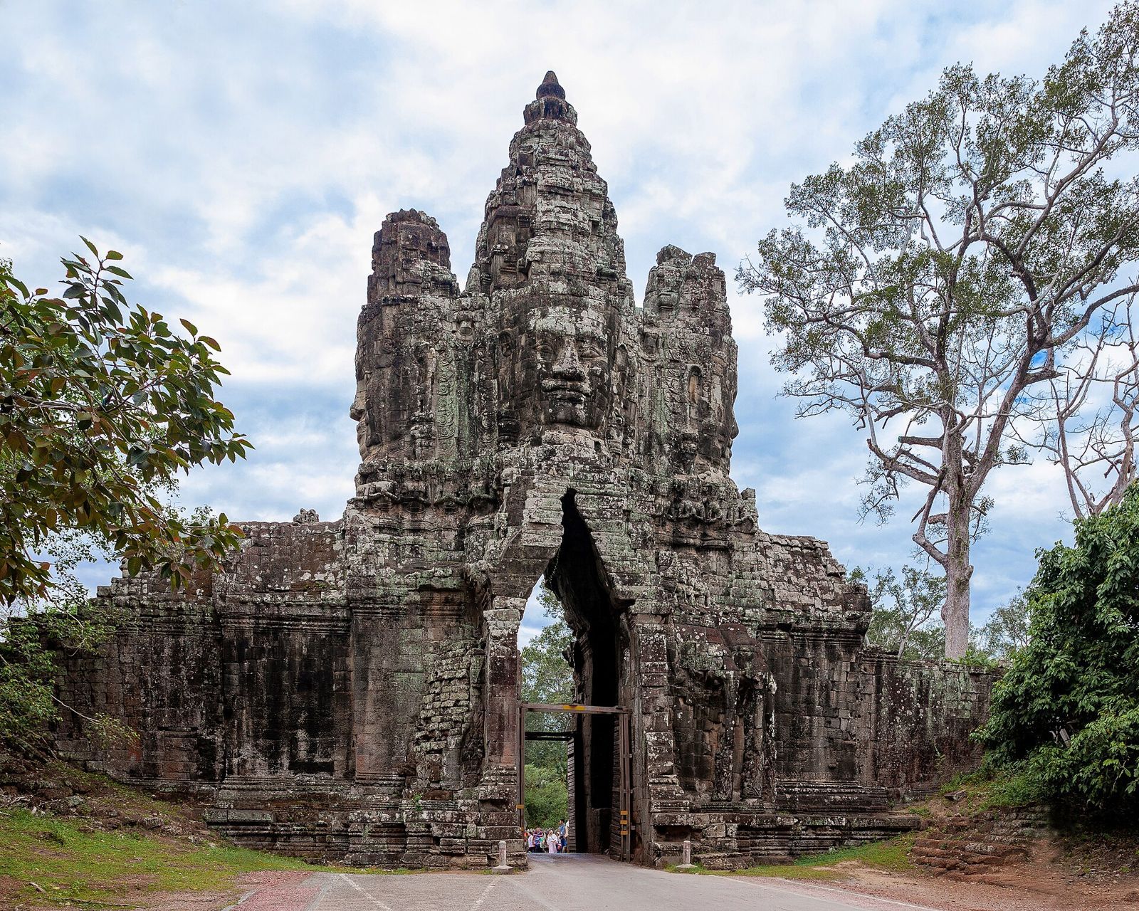 the South Gate has been the most extensively restored and is the most complete. On the road from Angkor Wat and Siem Reap, it is the first point of entry to the ‘Great City’. Two rows of giants, holdi