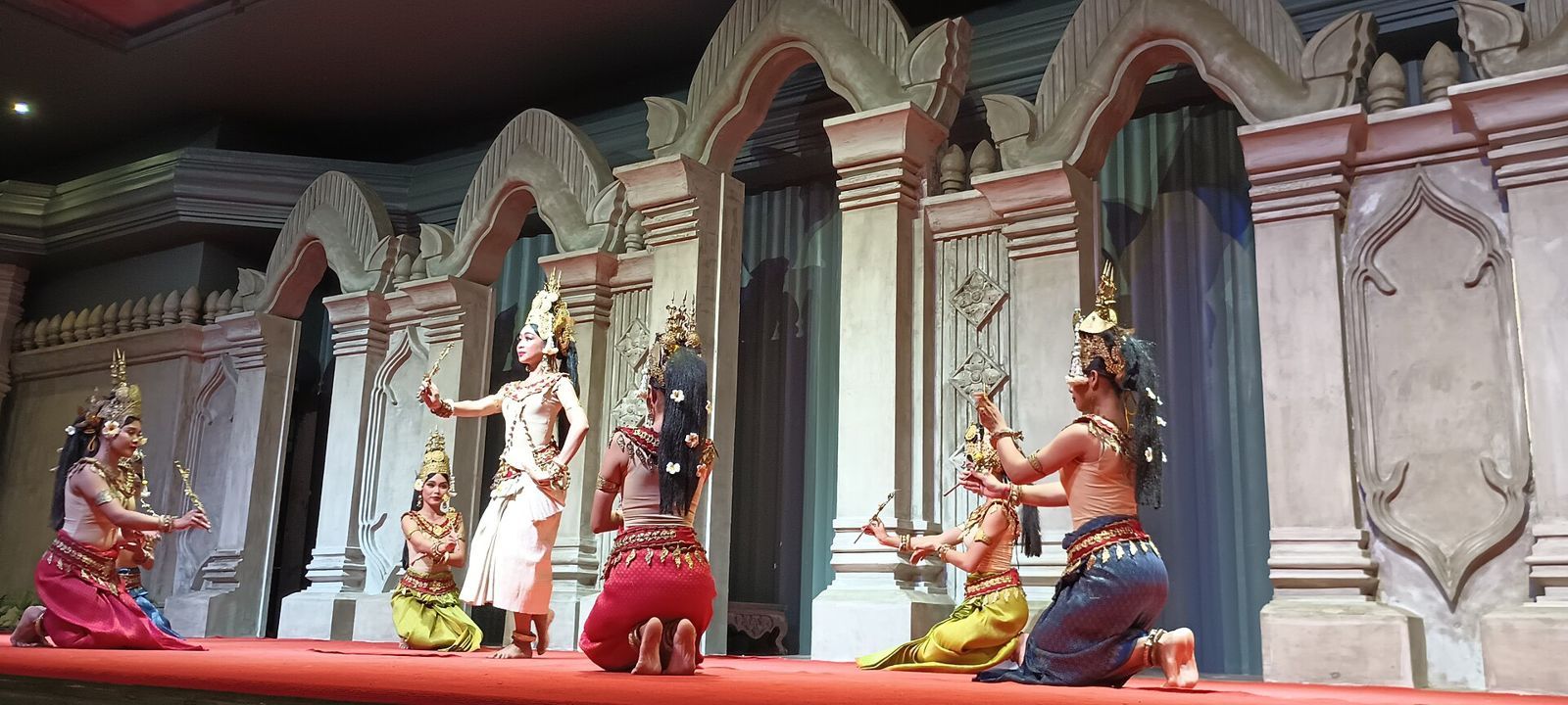 Apsara dance performance in Siem Reap restaurant