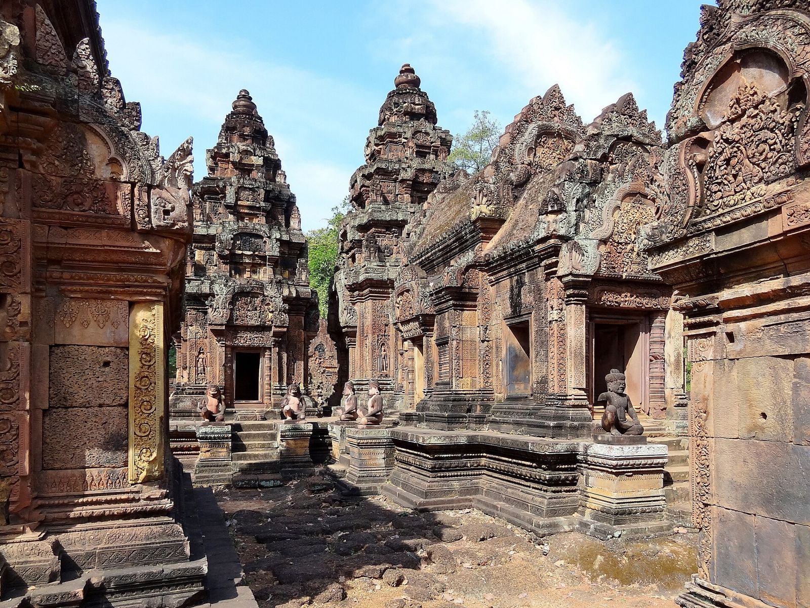 Zentraler und südlicher Prasat der Banteay Srei (ប្រាសាទបន្ទាយស្រី ‚Zitadelle der Frauen‘), ursprünglich Tribhuvanamahesvara (‚Großer Gott der dreifaltigen Welt‘), Provinz Siem Reap, Kambodscha